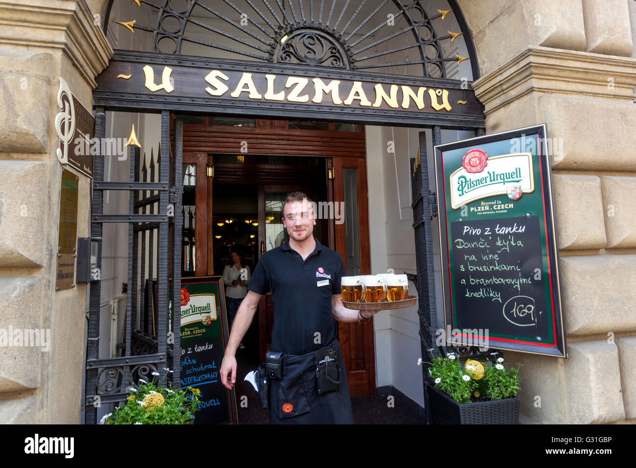Kellner serviert Pilsener Bier in Pilsen berühmtes Restaurant U Salzmannu, Pilsen Tschechische Republik Stockfoto
