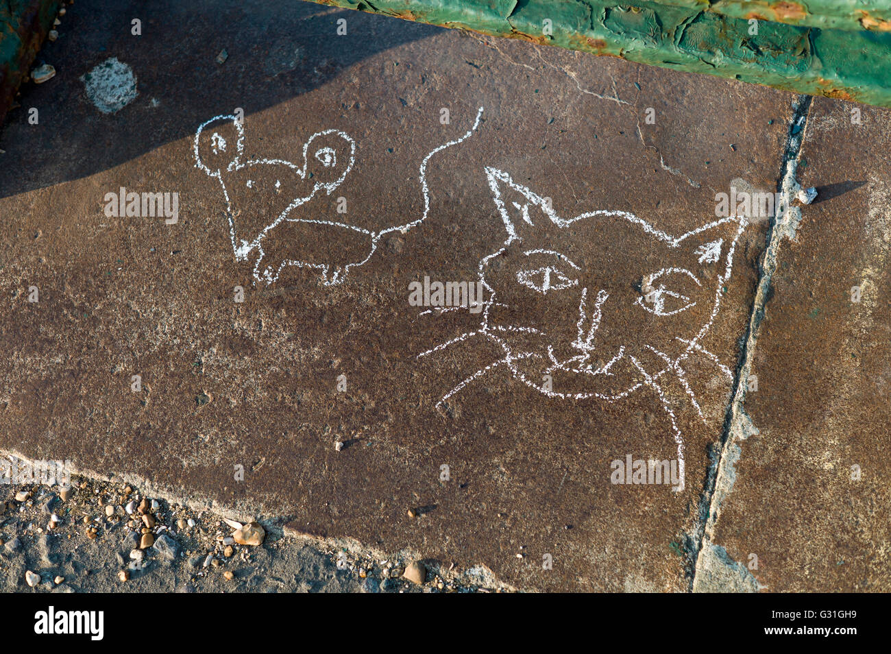 Des Kindes Kreidezeichnung auf Pflaster, Katz und Maus Stockfoto Des Kindes Kreidezeichnung auf Pflaster, Katz und Maus Stockfoto