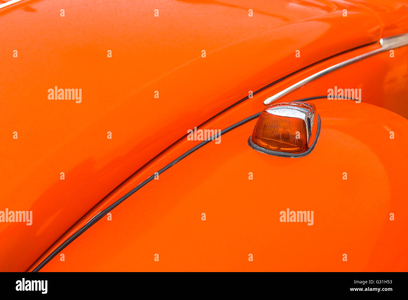 Detail des Flügels und Motorhaube eines Autos 1973 orange VW Käfer. Stockfoto