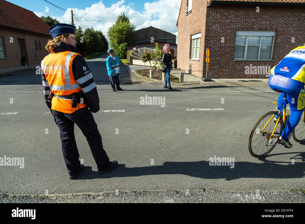 Zonnebeke, Belgien, Polizistin regelt die Umleitung des Verkehrs Stockfotografie Alamy