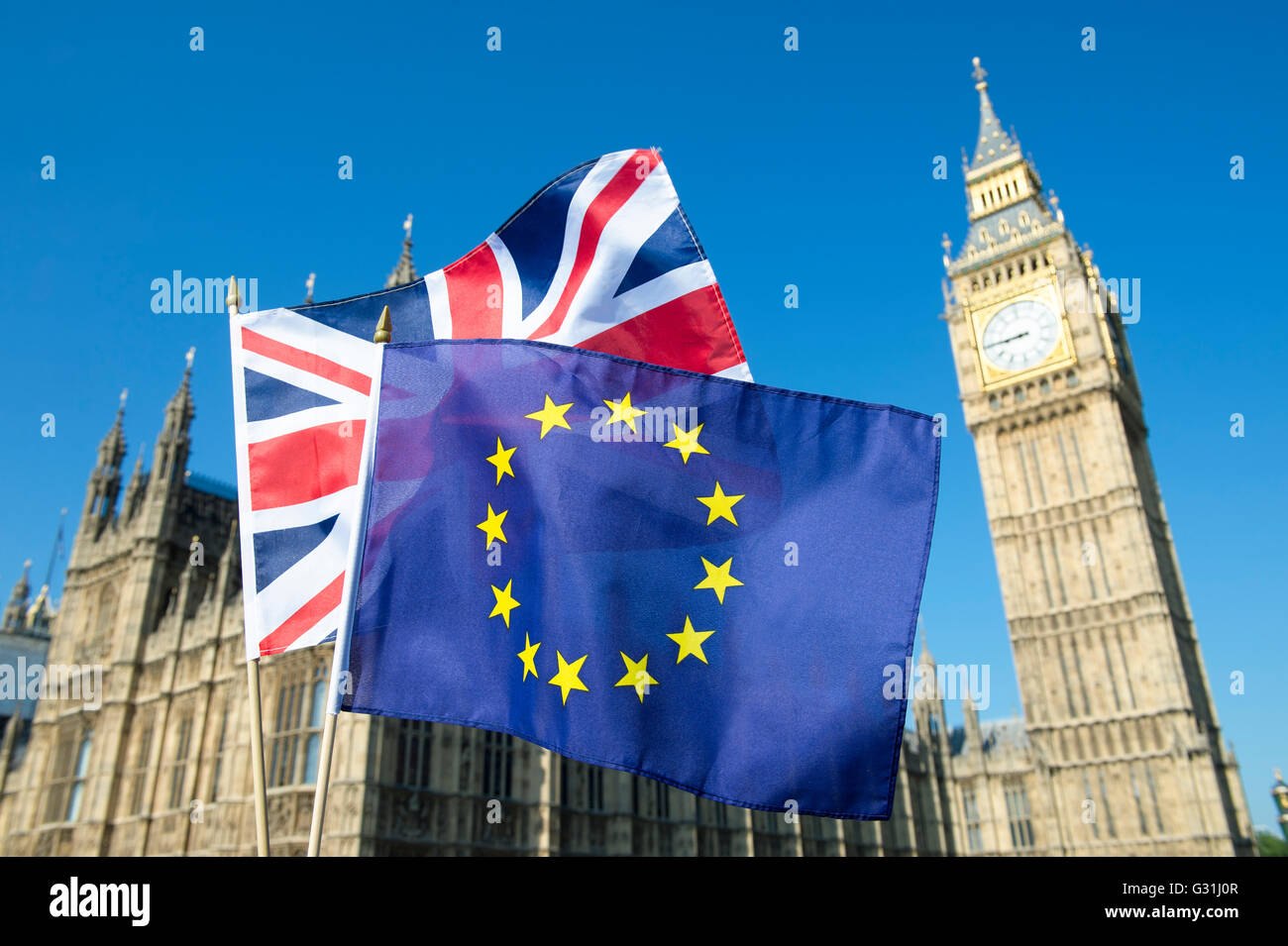 Europäischen Union und der britische Union Jack Flagge vor Big Ben und die Houses of Parliament, Westminster Palace, London Stockfoto