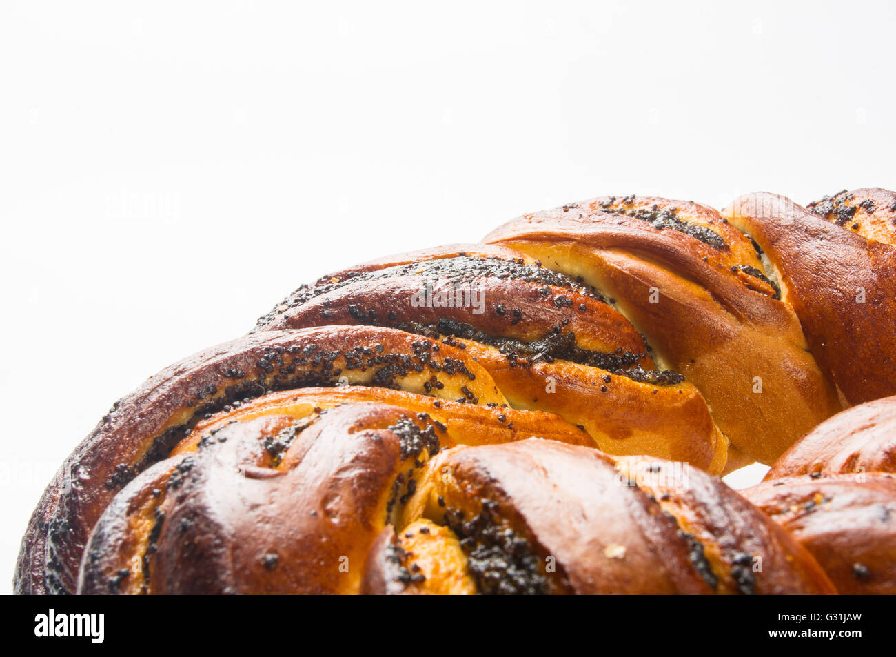 geflochtene Mohn Brotlaib auf weißem Hintergrund Stockfoto