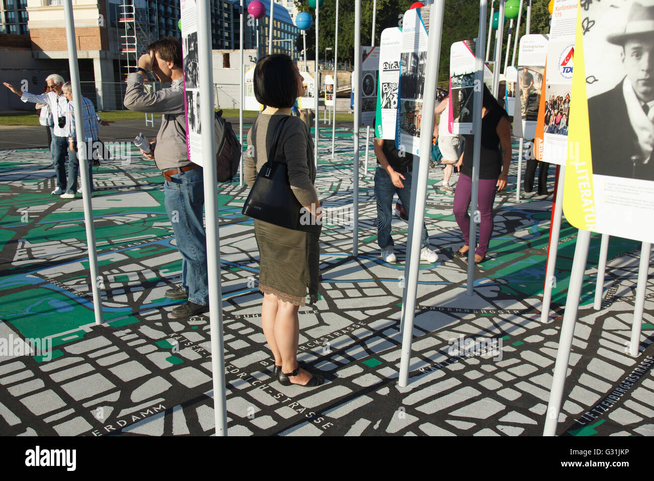 Berlin, Deutschland, ein Besucher der Open-Air-Ausstellung - Stadt Vielfalt auf dem Schlossplatz Stockfoto