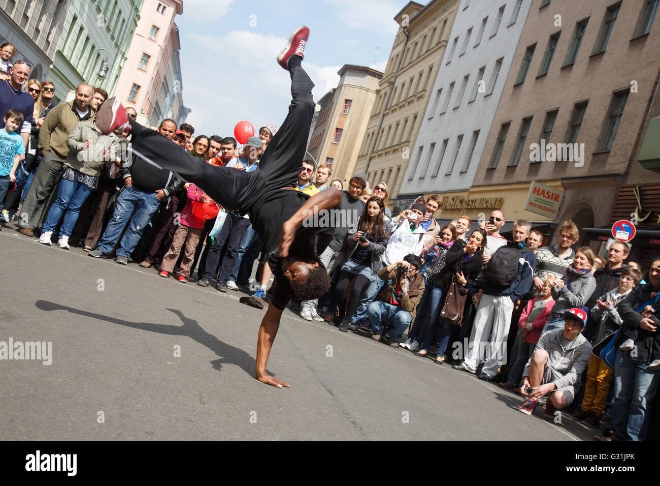 Berlin, Deutschland, Tänzer auf dem MyFest in Kreuzberg Stockfoto