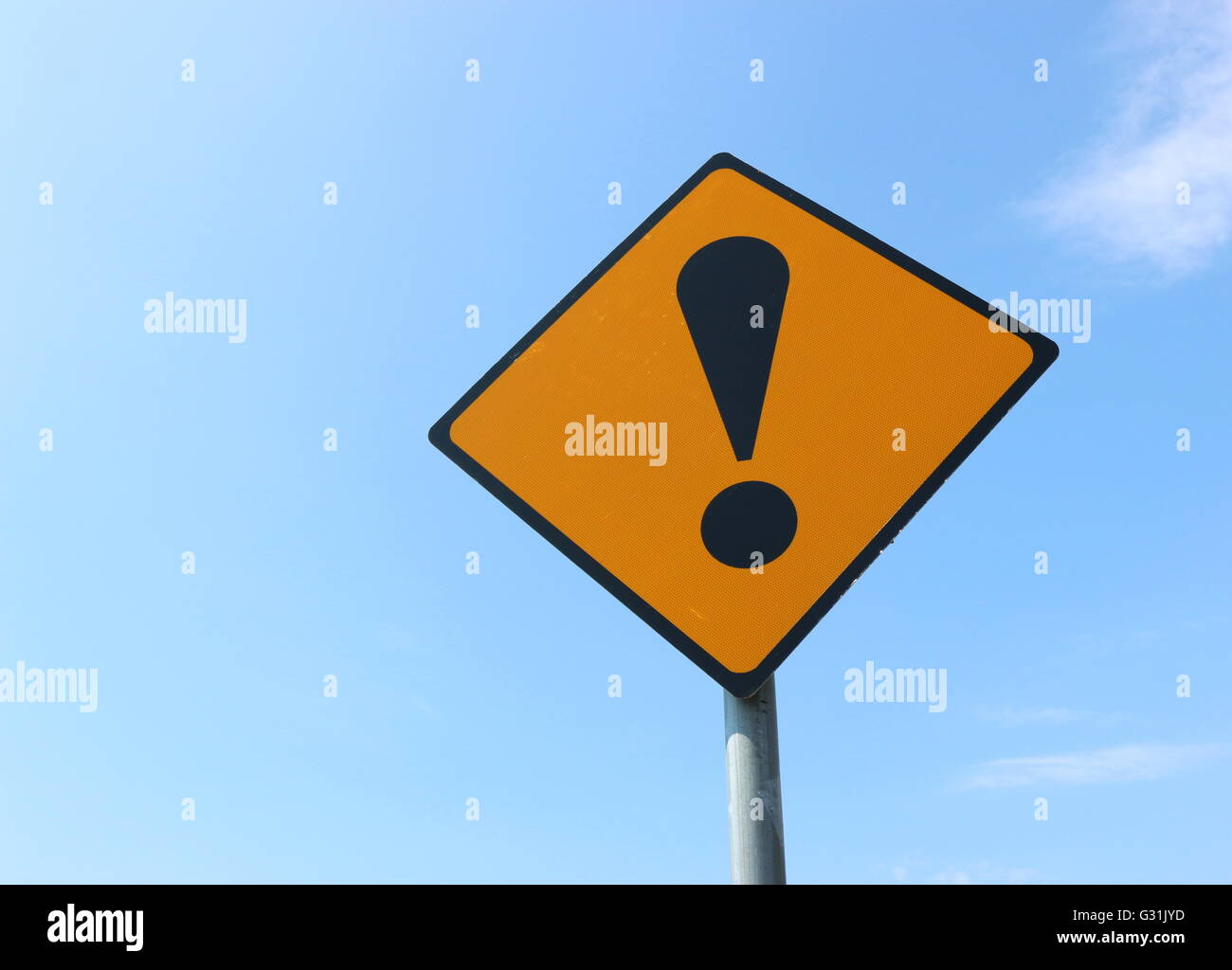 Gelb-schwarze Gefahr Straßenschild vor blauem Himmel, Irland. Stockfoto