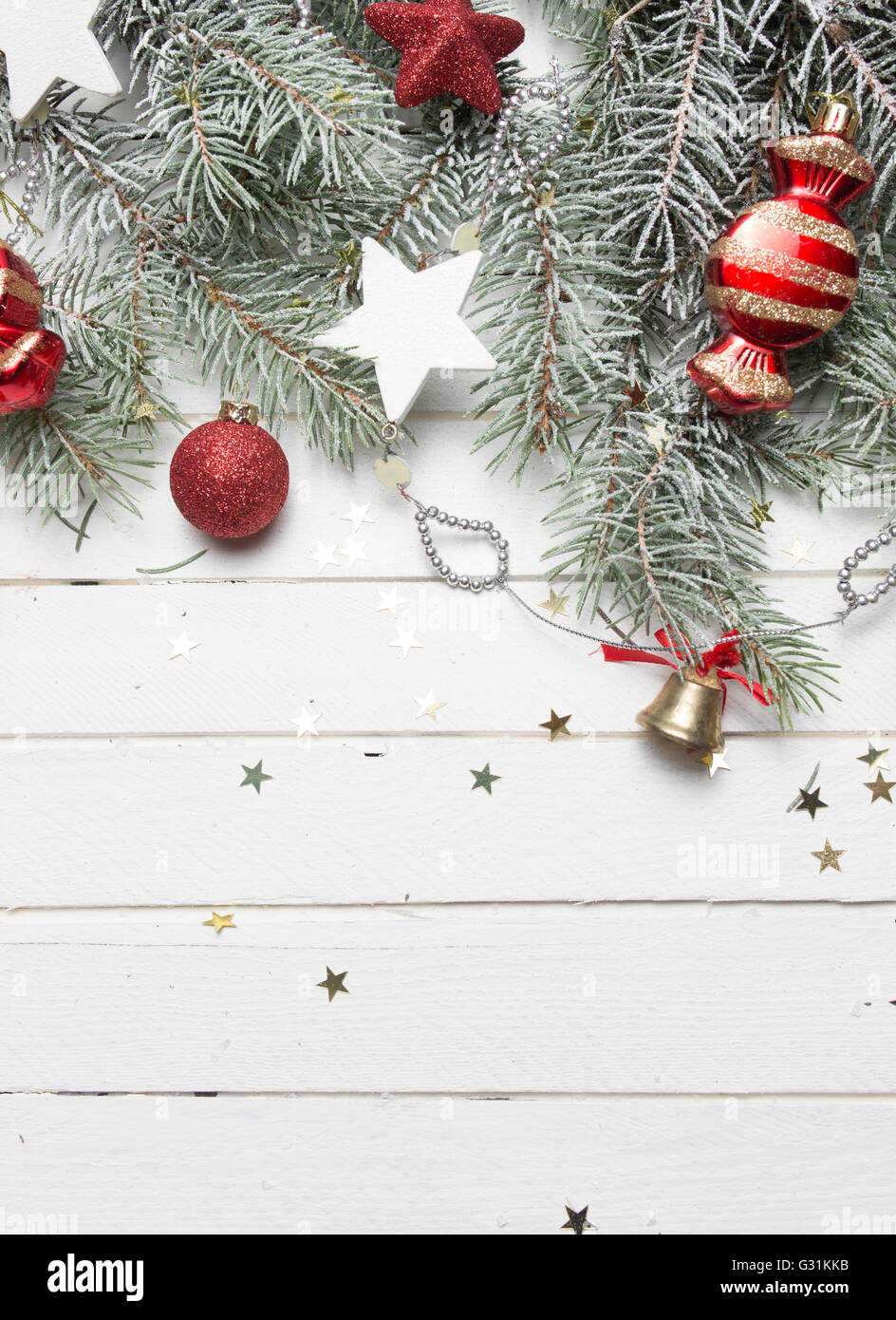 Weihnachten oder Silvester-Dekoration-Hintergrund: Tanne Äste, bunte Glaskugeln und glitzernden Sternen auf weißem Holz Hintergrund, Ansicht von oben kopieren Raum Stockfoto