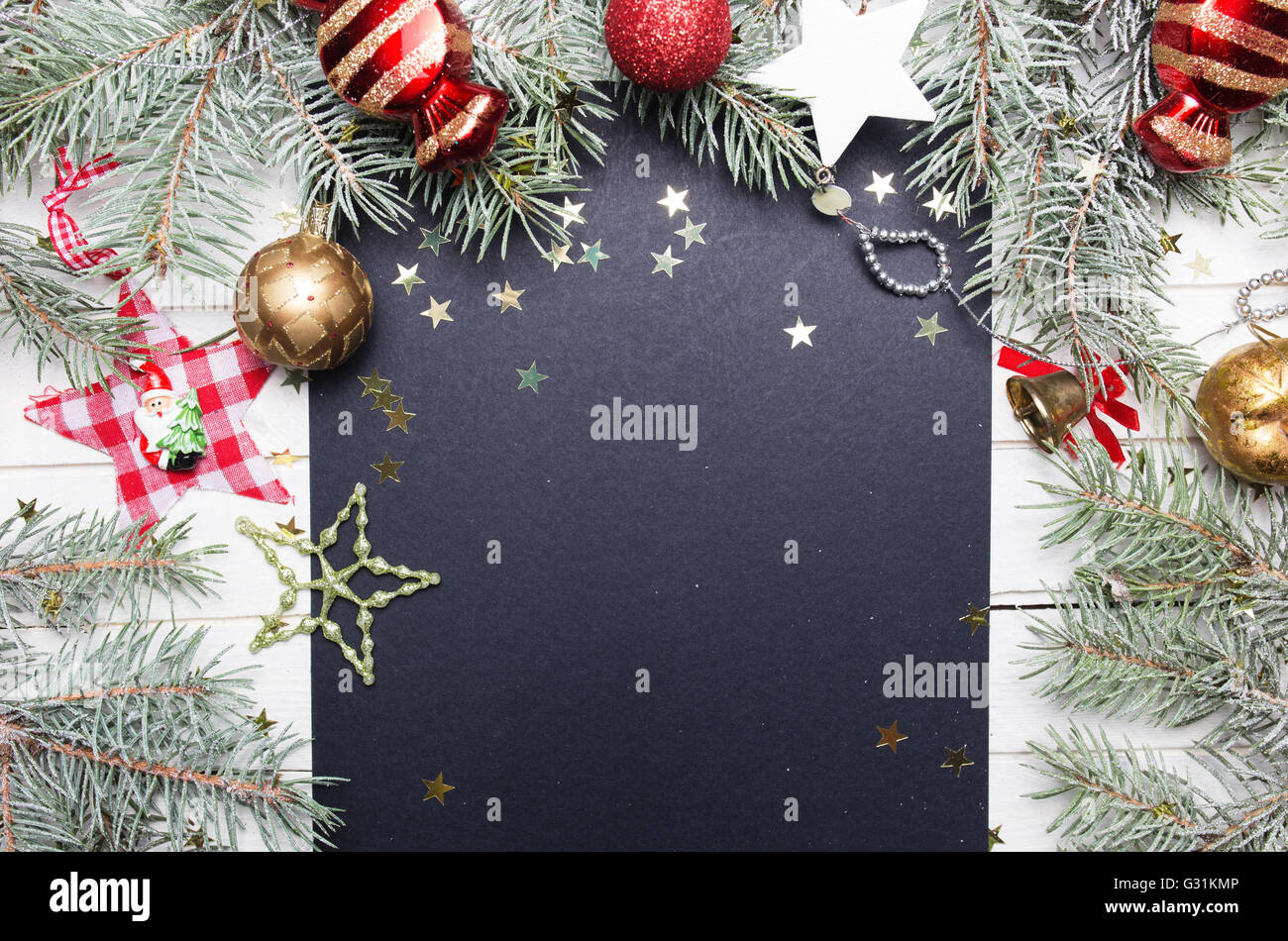 Weihnachten oder Silvester-Dekoration-Hintergrund: Tanne Äste, bunte Glaskugeln und glitzernden Sternen auf weißem Holz Hintergrund, Ansicht von oben kopieren Raum Stockfoto