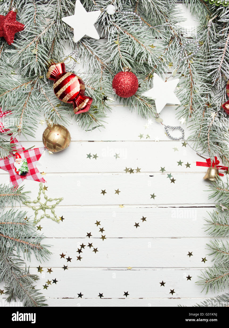 Weihnachten oder Silvester-Dekoration-Hintergrund: Tanne Äste, bunte Glaskugeln und glitzernden Sternen auf weißem Holz Hintergrund, Ansicht von oben kopieren Raum Stockfoto