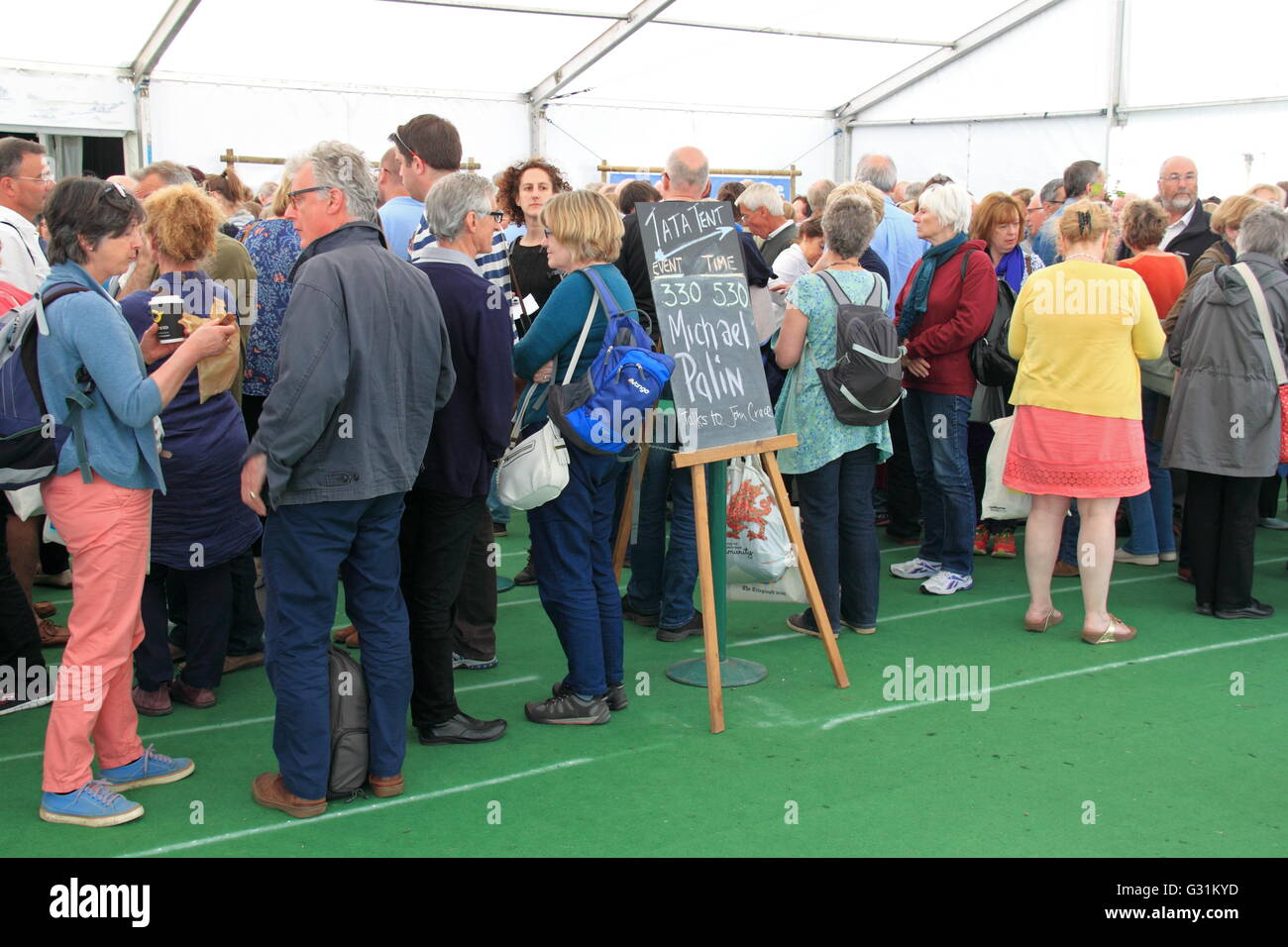 Warteschlange für Michael Palin, Hay Festival 2016, Hay-on-Wye, Kind, Powys, Wales, Großbritannien, Deutschland, UK, Europa Stockfoto