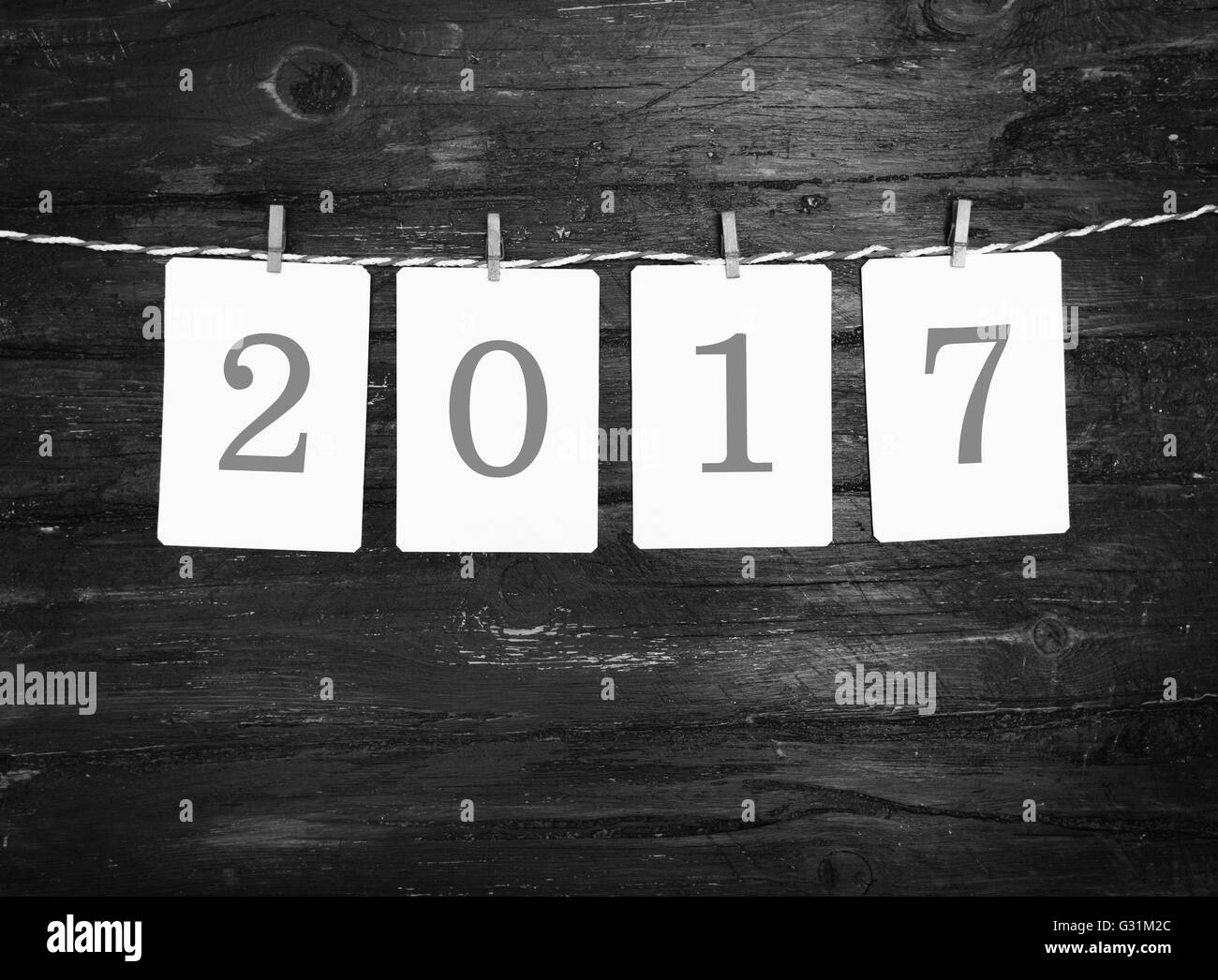 Papier oder Foto Rahmen mit 2017 Zahlen rot gestreiftes Seil hängen. Neujahr-Design. Hölzerne Hintergrund. Stockfoto