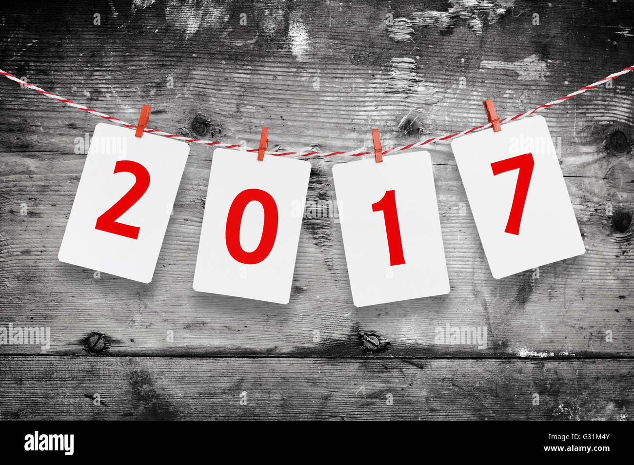 Papier oder Foto Rahmen mit 2017 Zahlen rot gestreiftes Seil hängen. Neujahr-Design. Hölzerne Hintergrund. Stockfoto