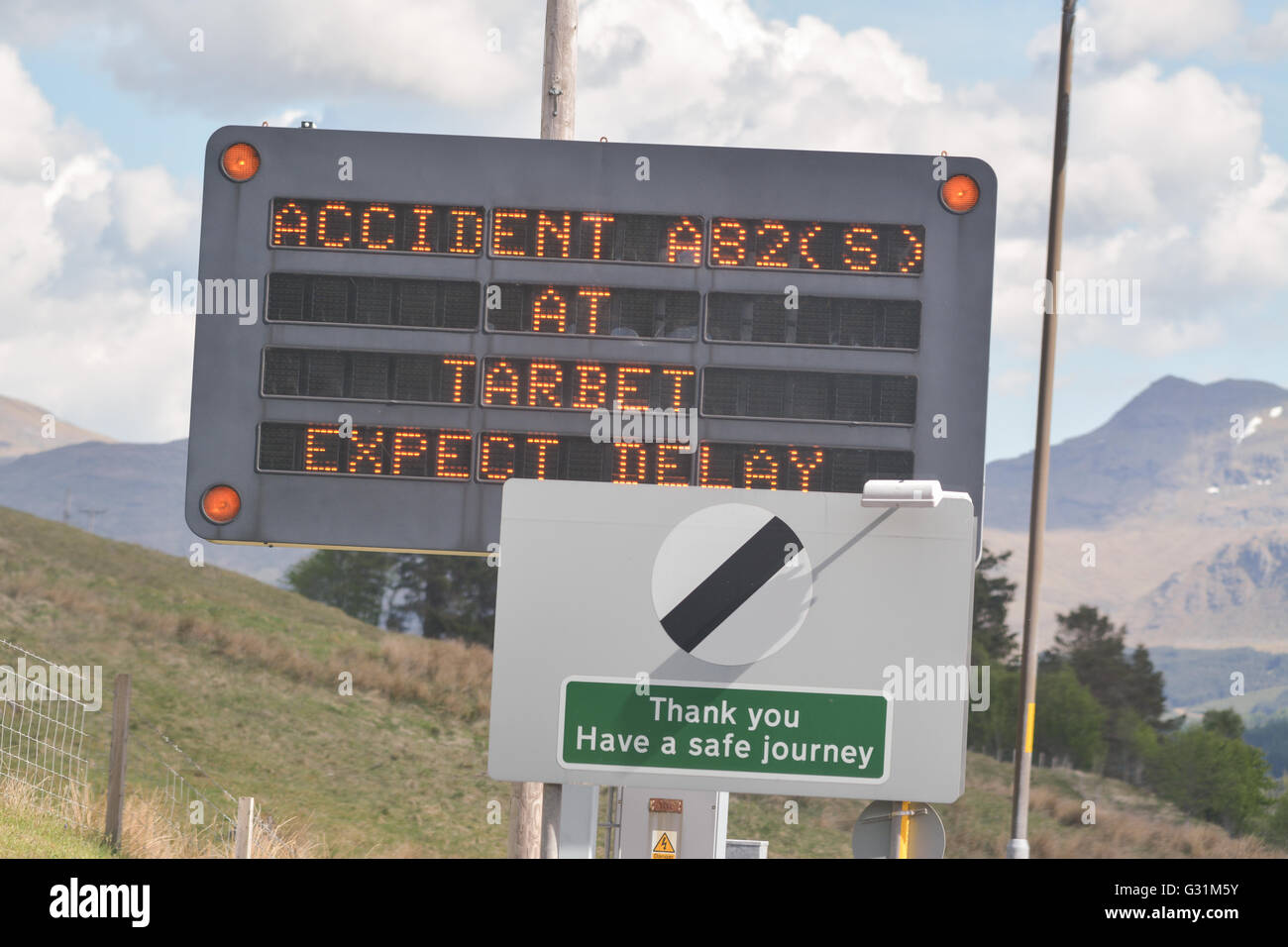 A82 LED Verkehrs Schild Warnung Autofahrer Verzögerungen voran wegen eines Arbeitsunfalls Tarbet, Scotland, UK Stockfoto