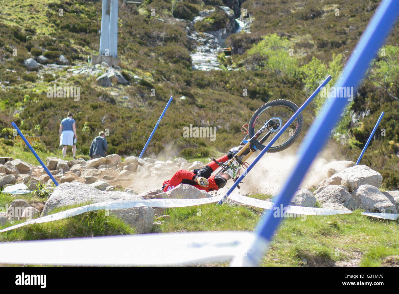 Downhill-Mountainbike Fahrrad Sturz während dem Rennen in Glencoe, Scotland, UK Stockfoto