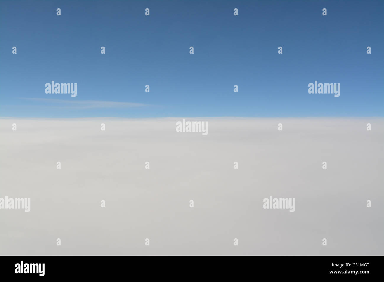 blauer Himmel über weißen Wolken Hintergrund - Blick vom Flugzeug Stockfoto