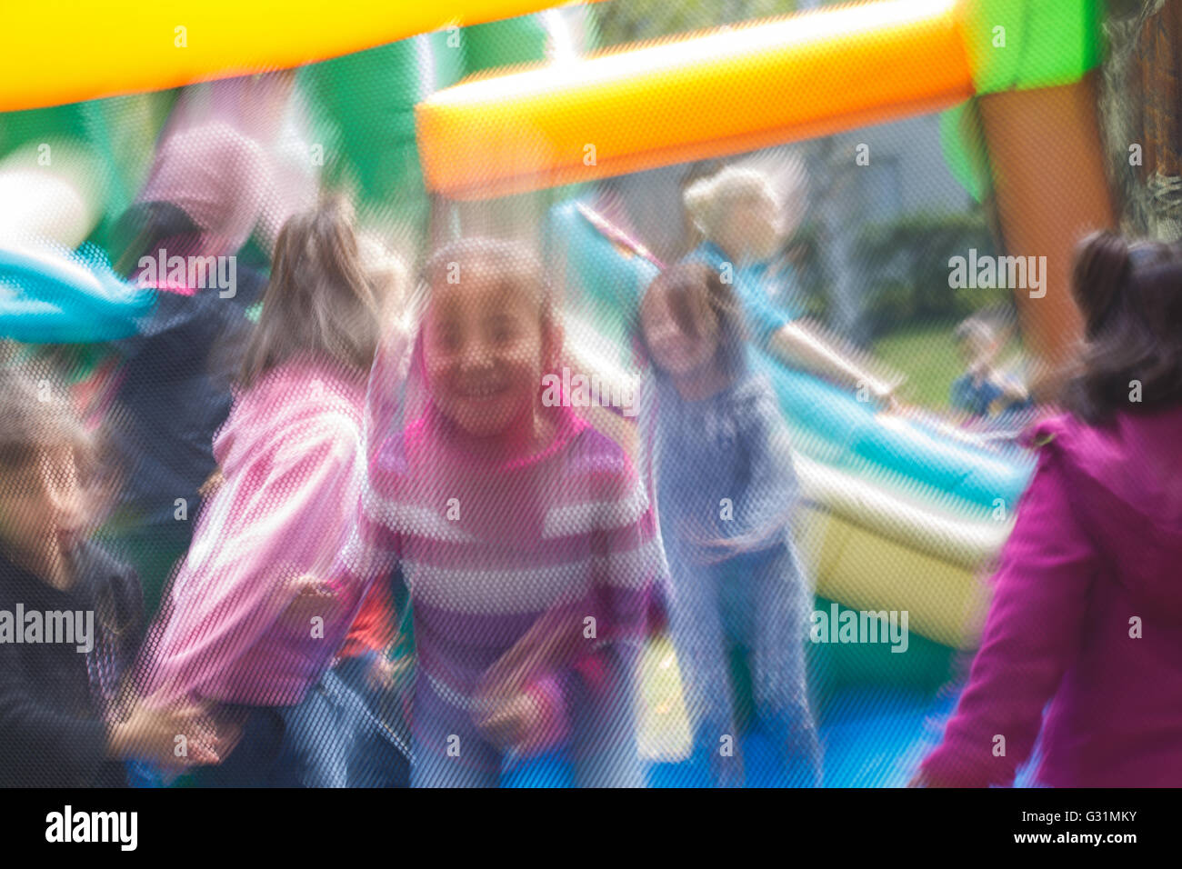 Berlin, Deutschland, Kinder springen in ein Huepfburg vor LaGeSo Stockfoto