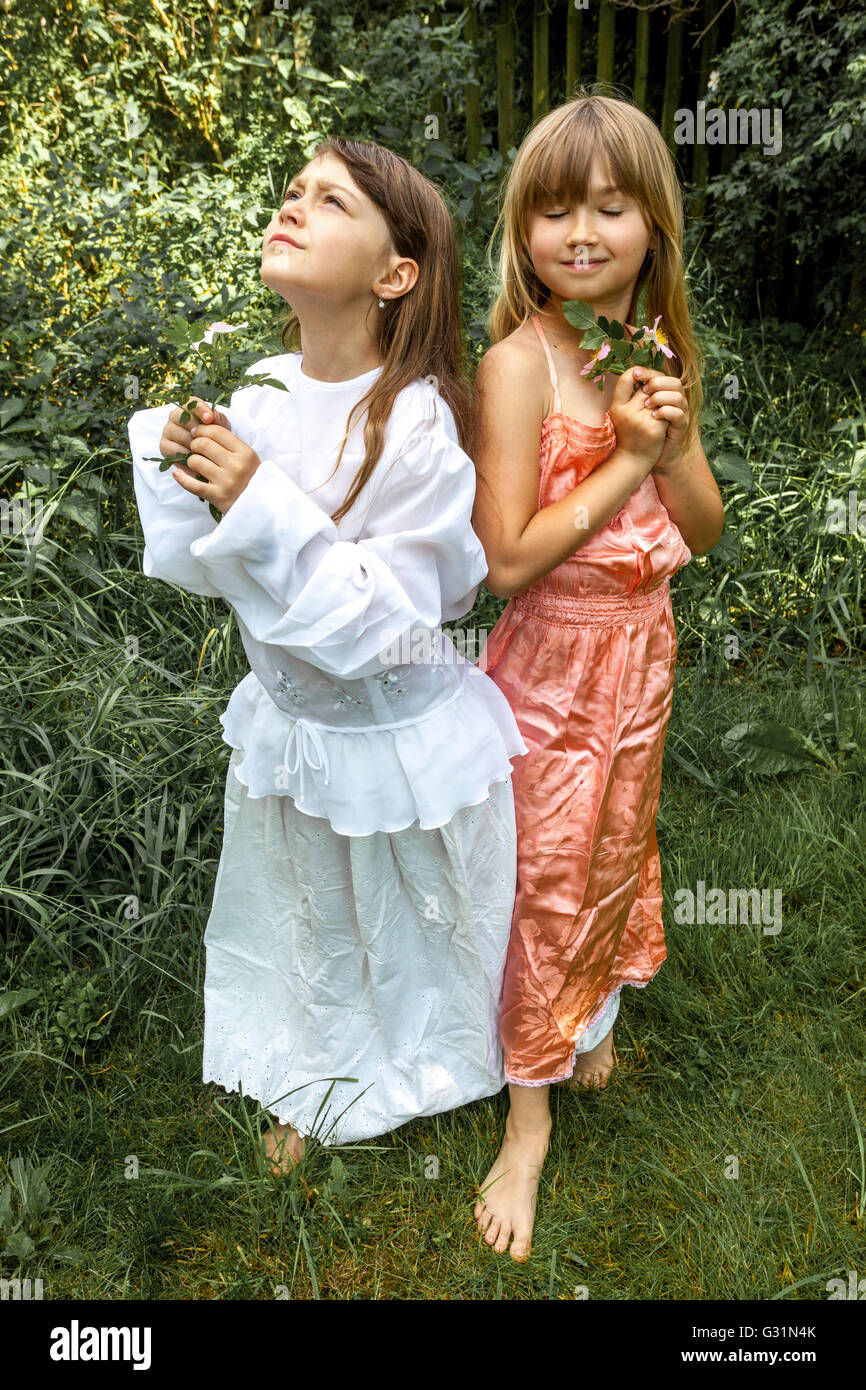Zwei Mädchen, Alter der Unschuld, 6- 7 Jahre alte kleine Mädchen Sommer Stockfoto