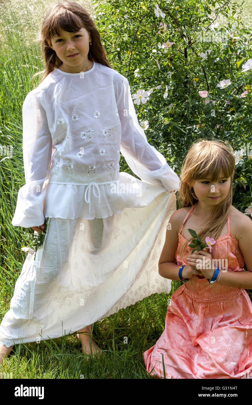 Das Alter der Unschuld, 6 ein 7-jähriges Mädchen in einem weißen Kleid, kleine Mädchen Sommer Spiele Braut Stockfoto