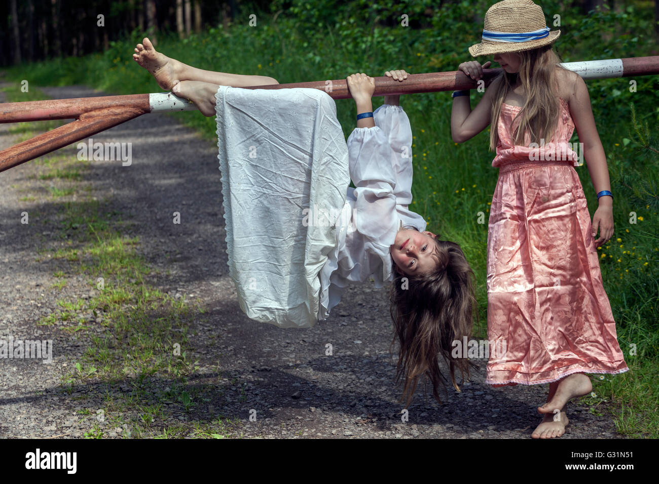 6 - 7 Jahre altes Mädchen in einem Sommerkleid Stockfoto