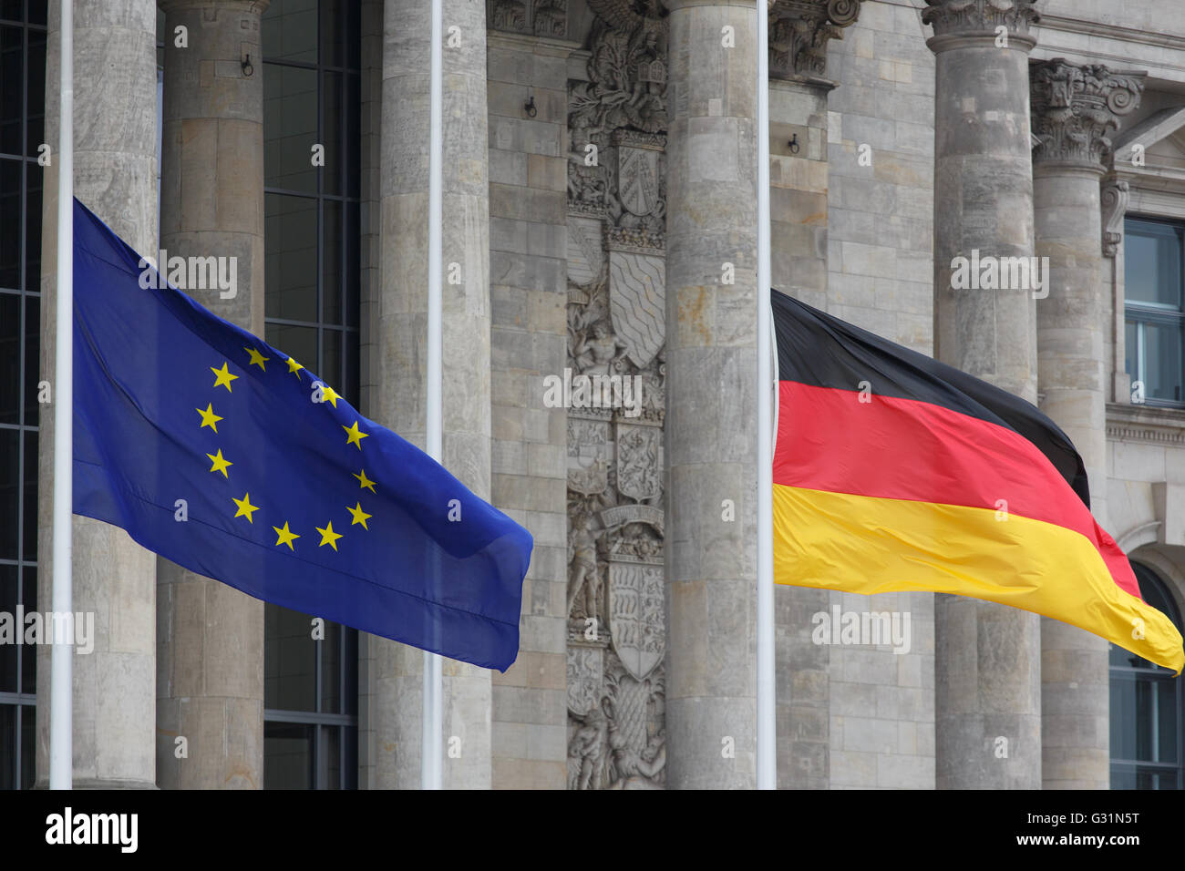 Berlin, Deutschland, europäische und deutsche Flagge auf Halbmast im Bundestag Stockfoto