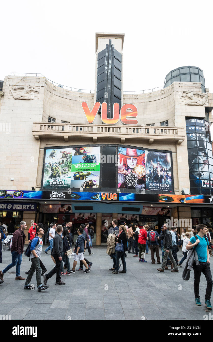 Menschenmassen vor dem Vue Kino in Leicester Square, London, England, UK Stockfoto