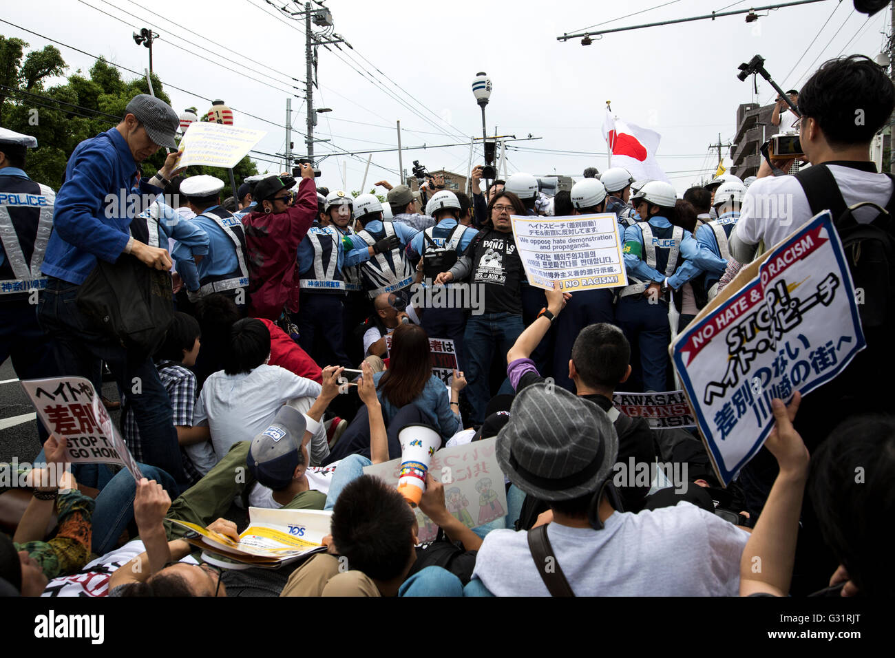 KAWASAKI, JAPAN - 05. Juni: Verschiedenen faschistische und rassistischen Gruppen Zusammenstoß mit Polizei wie sie versuchen zu stören einen gegen rassistischen Protest in Nakahara Peace Park, Stadt Kawasaki, Präfektur Kanagawa, Japan am 5. Juni 2016. Amtsgerichte in der Präfektur Kanagawa veröffentlichte eine erste vorläufige Anordnung verhindert, dass ein Anti-Koreanisch-Aktivist halten eine Kundgebung in der Nähe der Unterkunft einer Gruppe, die ethnischen Koreaner unterstützt. Bildnachweis: Richard Atrero de Guzman/AFLO/Alamy Live News Stockfoto