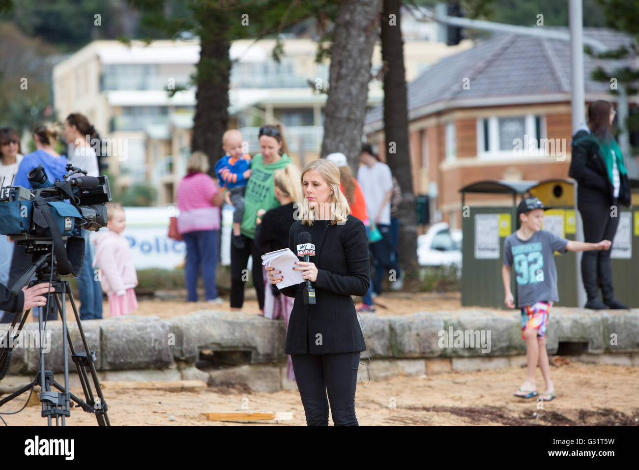 Sydney, Australien. Juni 2016. Die Moderatorin des Sky News-Medienteams Samantha Dawson nahm an der Sturmkatastrophe am Collaroy Beach Teil. Beschreibung: Model10/Alamy Live News Stockfoto