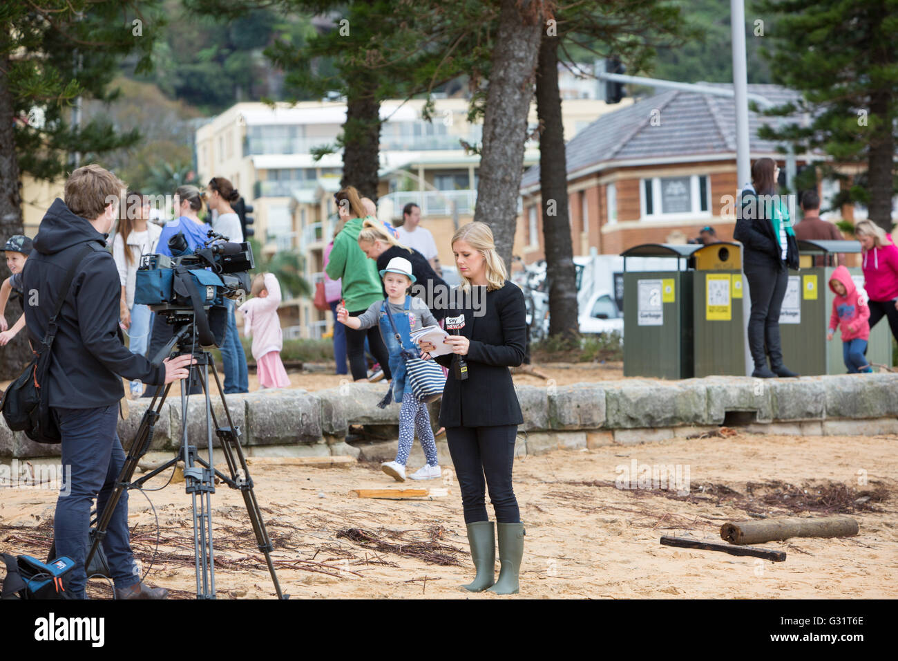 Sydney, Australien. Juni 2016. Die Moderatorin des Sky News-Medienteams Samantha Dawson nahm an der Sturmkatastrophe am Collaroy Beach Teil. Beschreibung: Model10/Alamy Live News Stockfoto