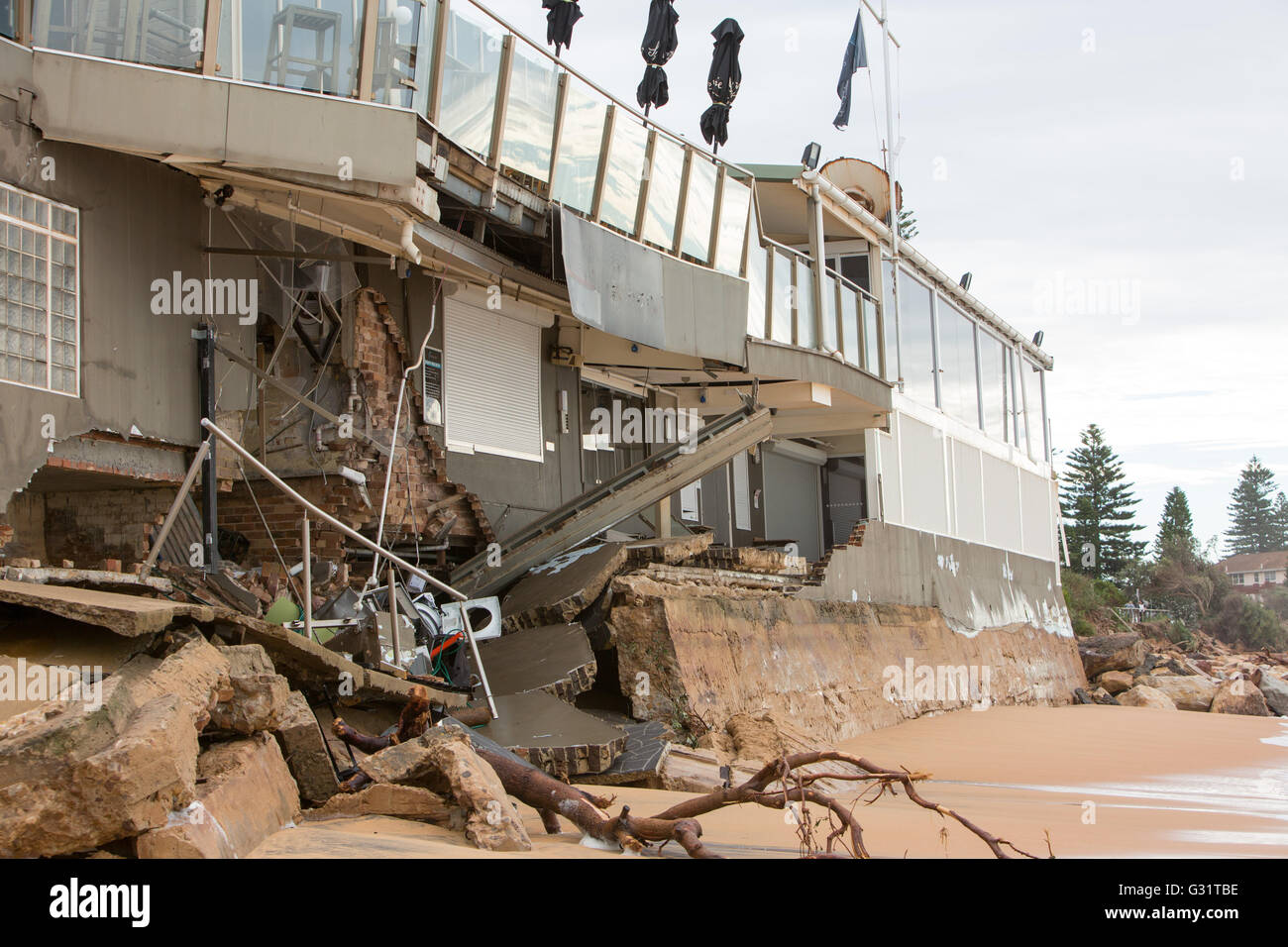 Sydney, Australien. 06. Juni 2016. Riesige Wellen und Gezeiten trafen Collaroy Beach Sydney, der Collaroy Beach Club wurde während des Sturms schwer beschädigt. Kredit: model10/Alamy Live News Stockfoto