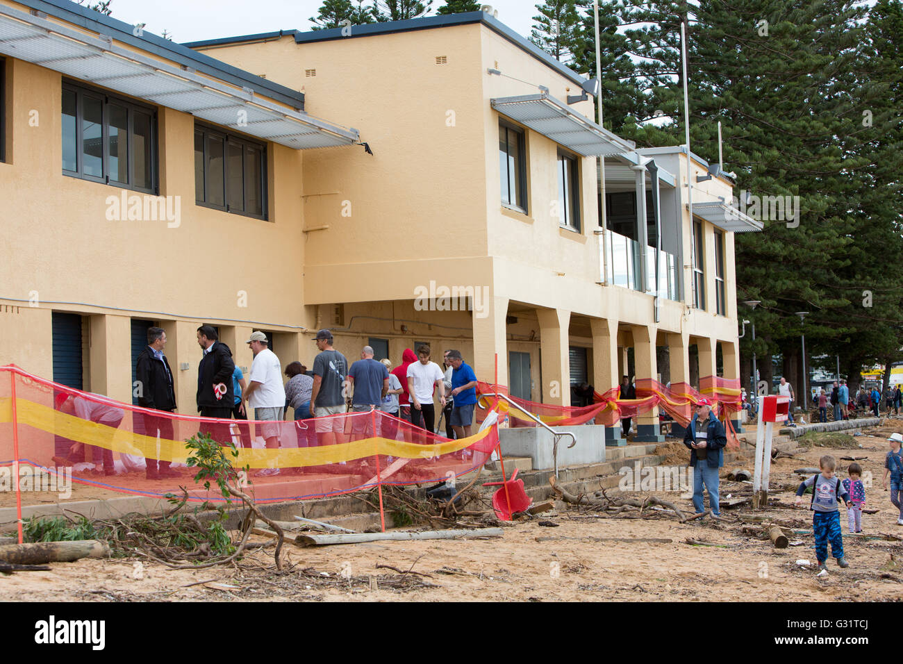 Sydney, Australien. 6. Juni 2016. Einheimischen füllen Sandsäcke zum Schutz der Collaroy Surf lebensrettende Club von weiteren king Gezeiten, 6. Juni, Sydney, Australien model10@alamy live-News Credit: model10/Alamy Live-Nachrichten Stockfoto