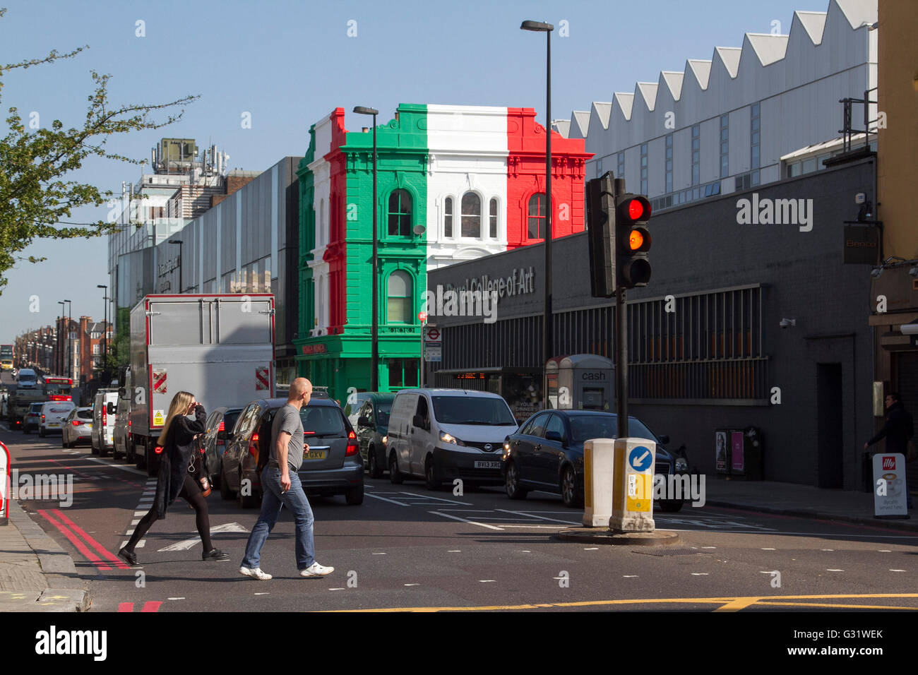 Battersea, London, UK. 6. Juni 2016. Die Eigentümer der Bunga Bunga eine italienische bar in Battersea, London unter dem Motto der Gebäudehülle mit einer Fett rot-weiß-grüne Farbgebung die Nationalfarben von Italien für das Jahr 2016 em Turnier in Frankreich gemalt haben und haben drohte mit rechtlichen Schritten von Wandsworth Rat über die ausgewählte Farbgebung. © Amer Stockfoto