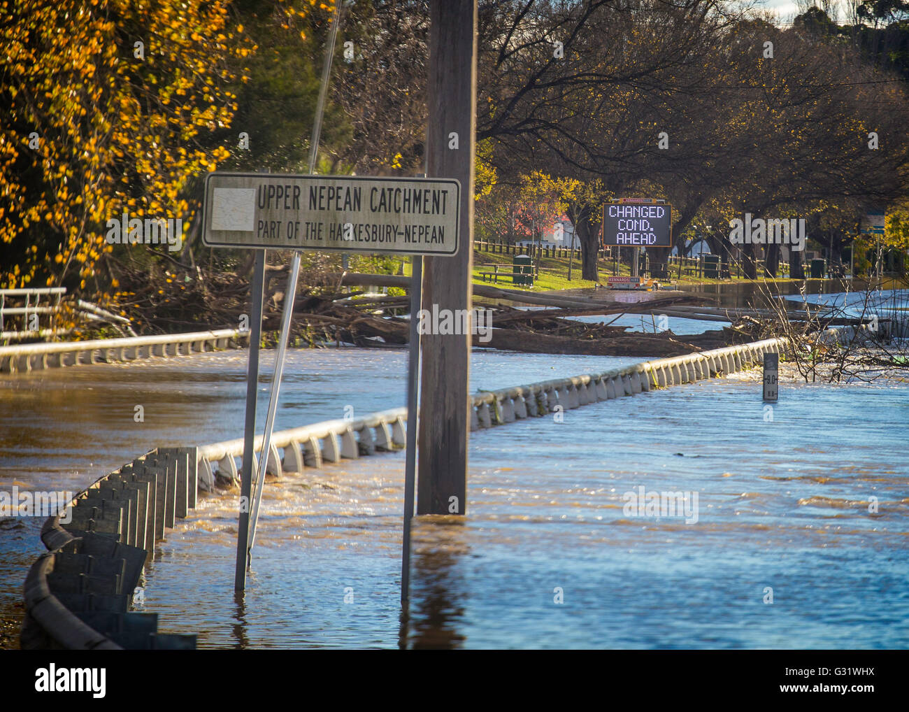 Camden, New-South.Wales, Australien. 6. Juni 2016. Cowpasture Brücke überflutet nach starken Regenfällen, der Haupteingang zum Camden Credit: Stonemeadow Fotografie/Alamy Live News Stockfoto