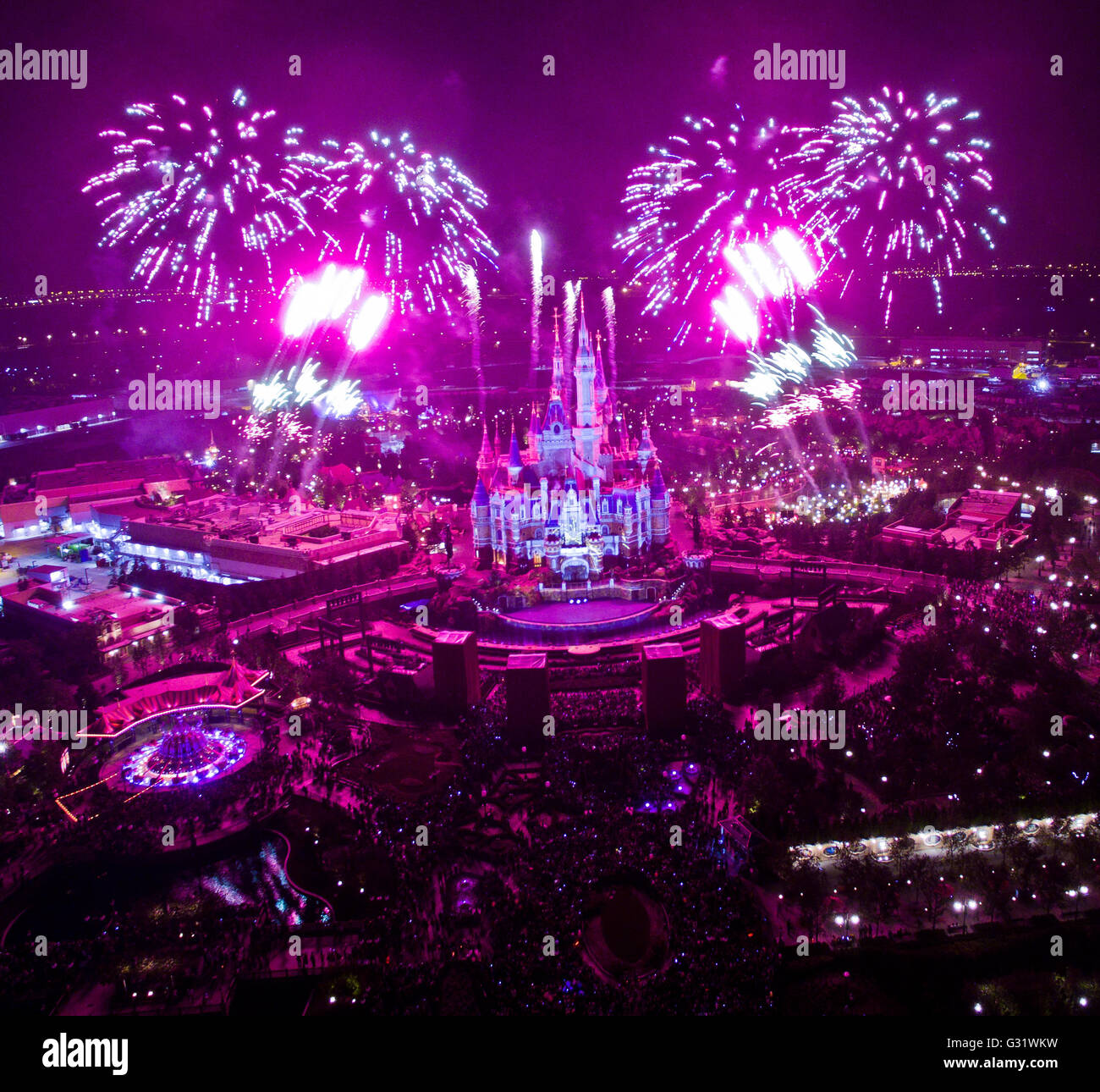 Shanghai. 5. Juni 2016. Diese Luftaufnahme am 5. Juni 2016 zeigt das Feuerwerk im Disney Resort Shanghai in Shanghai, Ost-China. Das Shanghai Disneyland begrüßte am Montag die zehn-Tage-Countdown zu seiner offiziellen Eröffnung am 16. Juni fallen wird. © Niu Yixin/Xinhua/Alamy Live-Nachrichten Stockfoto