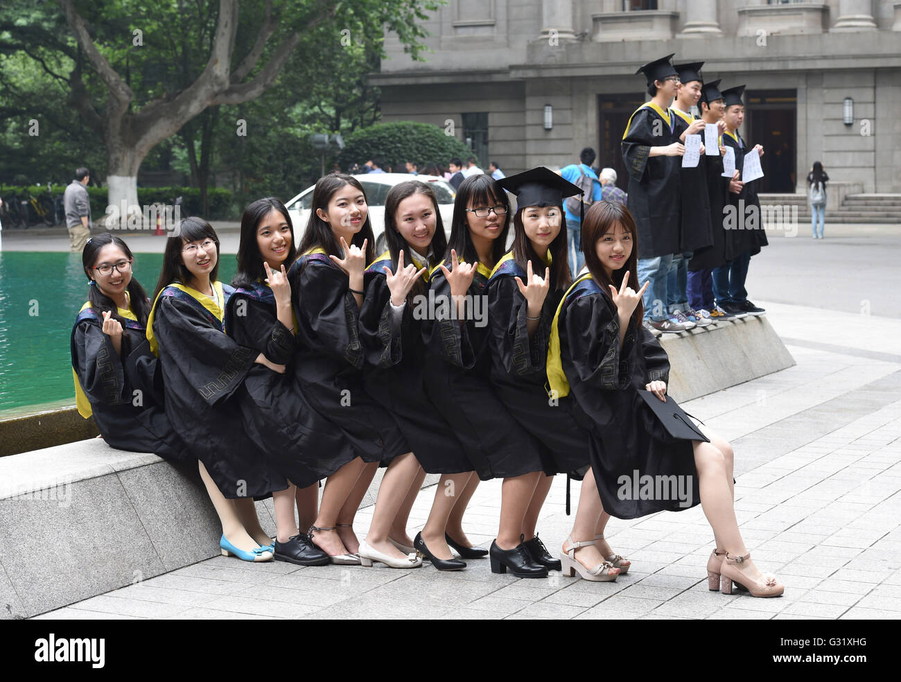 (160606)--NANJING, 6. Juni 2016 (Xinhua)--Absolventen Pose für ein Foto auf dem Campus der Southeast University in Nanjing, der ostchinesischen Provinz Jiangsu, 6. Juni 2016. Der Southeast University feierte seinen 114. Gründungstag am Montag.  (Xinhua/Sonne kann) (Zhs) Stockfoto