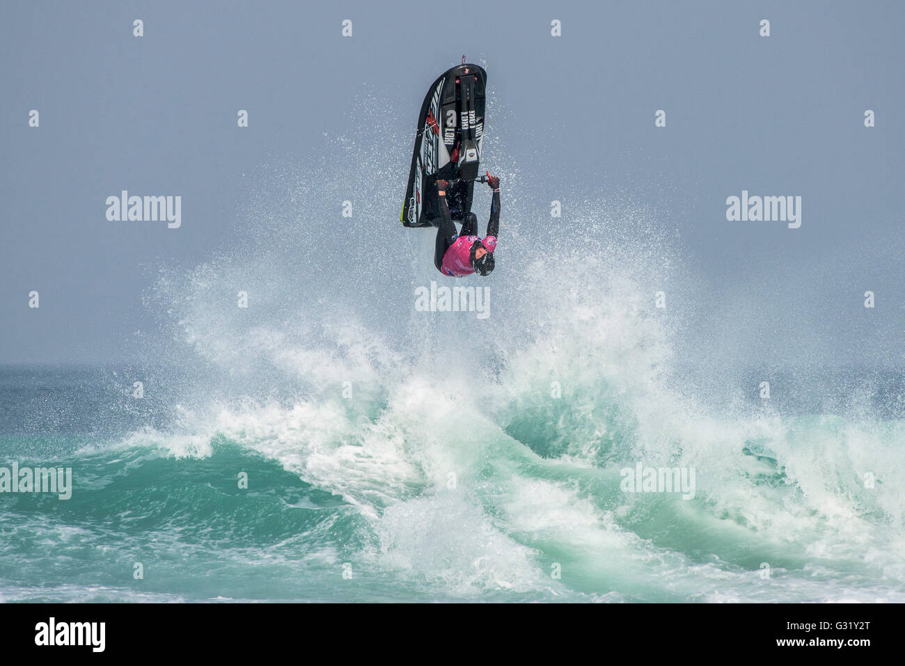 Fistral, Newquay, Cornwall. 6. Juni 2016.  Jet-Ski explodiert aus dem Meer, während er einen spektakulären Stunt bei den Weltmeisterschaften Freeride IFWA durchführt.  Fotograf: Gordon Scammell/Alamy Live-Nachrichten. Stockfoto