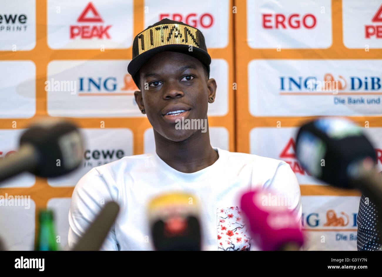 Dennis Schroeder, Vorstandsmitglied der deutschen Basketball-Nationalmannschaft spricht während einer Pressekonferenz in Braunschweig, Deutschland, 6. Juni 2016. Schröder sprach über seine dritte NBA-Saison und seine Zukunft in der deutschen Basketball-Nationalmannschaft. Foto: PETER STEFFEN/dpa Stockfoto