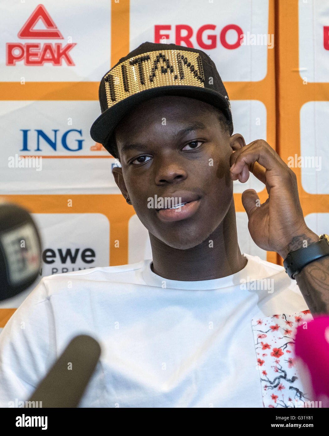 Dennis Schroeder, Vorstandsmitglied der deutschen Basketball-Nationalmannschaft spricht während einer Pressekonferenz in Braunschweig, Deutschland, 6. Juni 2016. Schröder sprach über seine dritte NBA-Saison und seine Zukunft in der deutschen Basketball-Nationalmannschaft. Foto: PETER STEFFEN/dpa Stockfoto