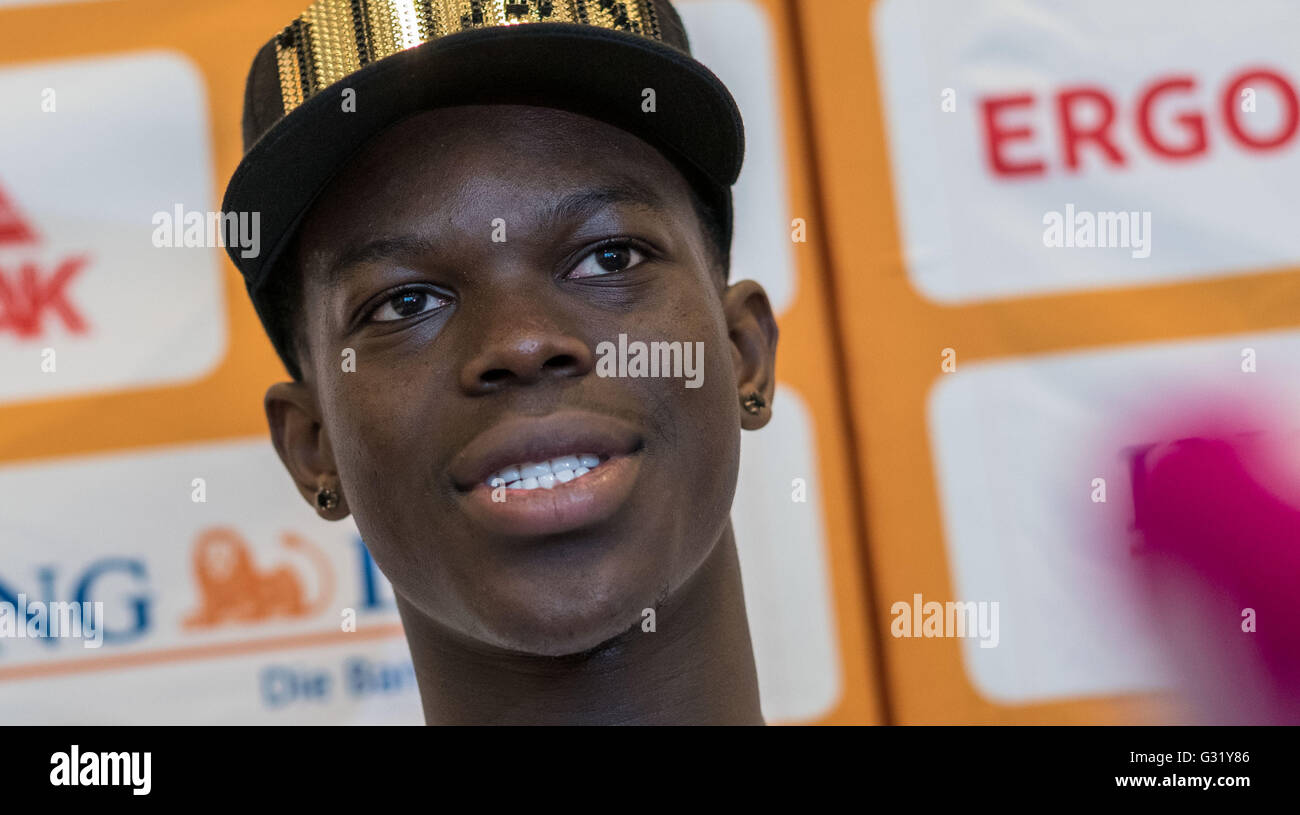 Dennis Schroeder, Vorstandsmitglied der deutschen Basketball-Nationalmannschaft spricht während einer Pressekonferenz in Braunschweig, Deutschland, 6. Juni 2016. Schröder sprach über seine dritte NBA-Saison und seine Zukunft in der deutschen Basketball-Nationalmannschaft. Foto: PETER STEFFEN/dpa Stockfoto