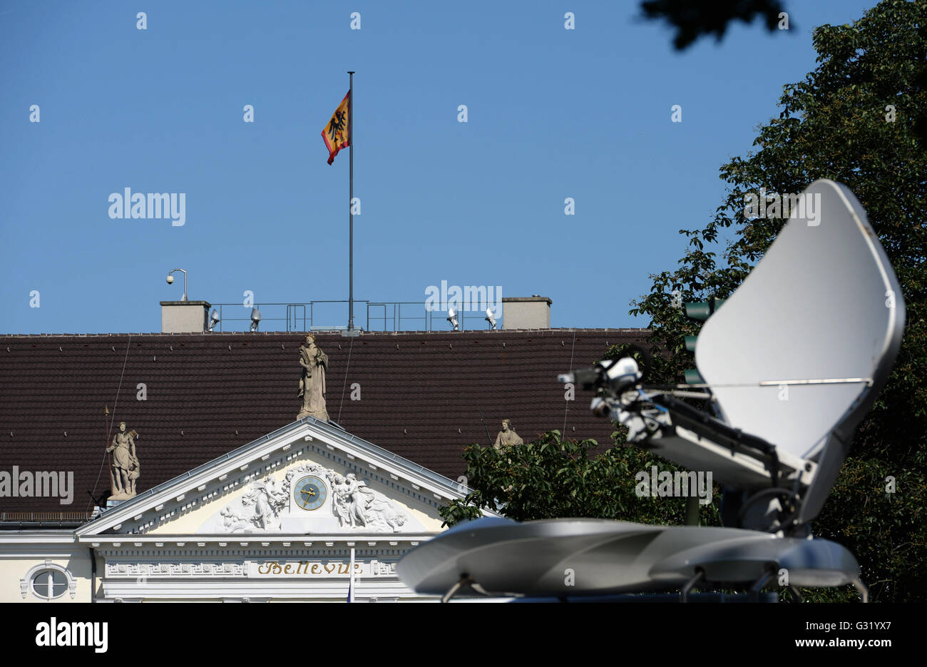 Ein Übertragungswagen des TV-Sender gesehen vor Schloss Bellevue in Berlin, Deutschland, 6. Juni 2016, wo Joachim Gauck am selben Tag angekündigt, dass er nicht geht, für eine zweite Amtszeit im Amt als Bundespräsident zu stehen. Foto PAUL ZINKEN/dpa Stockfoto