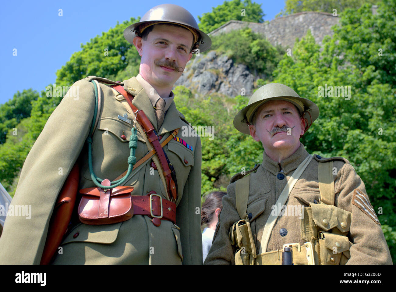 Glasgow, Scotland, UK 5. Juni 2016. UK Wetter Glasgow versengt, "The Rock Of Ages" Historic Scotland-Event in Dumbarton castle heute. Eine historisches Reenactment-Spektakel der zweitausend Jahre der militärischen Geschichte angeschlossen an den Felsen. Ersten Weltkrieg Hauptmann und Sergeant in Charakter bestaunen Sie unten die neuesten Kanonenfutter. Bildnachweis: Gerard Fähre/Alamy Live-Nachrichten Stockfoto