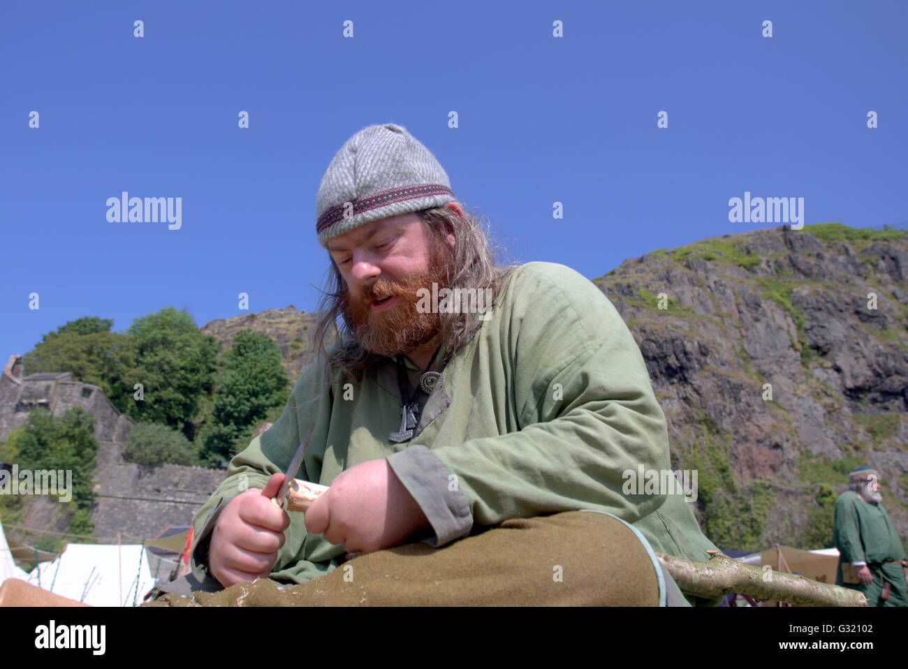 Glasgow, Scotland, UK 5. Juni 2016. UK Wetter Glasgow versengt, "The Rock Of Ages" Historic Scotland-Event in Dumbarton castle heute. Eine historisches Reenactment-Spektakel der zweitausend Jahre der militärischen Geschichte angeschlossen an den Felsen. Viking de-Schauspieler schnitzt nützliche Utensilien aus gesammelten Holz unter die Blasenbildung Sonne © Gerard Fähre/Alamy Live-Nachrichten Stockfoto