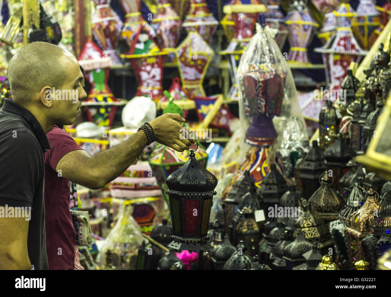 Kairo, Ägypten. 6. Juni 2016. Die Leute kaufen Laternen aus einer der Hauptstraßen in Kairo in einem Gebiet Sayeda Zeinab feiern das Aufkommen des Monats Ramadan Credit: Fayed El-Geziry/ZUMA Draht/Alamy Live News Stockfoto