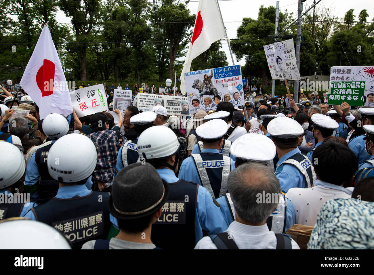 KAWASAKI, JAPAN - 05. Juni: Verschiedenen faschistische und rassistischen Gruppen Zusammenstoß mit Polizei wie sie versuchen zu stören einen gegen rassistischen Protest in Nakahara Peace Park, Stadt Kawasaki, Präfektur Kanagawa, Japan am 5. Juni 2016. Amtsgerichte in der Präfektur Kanagawa veröffentlichte eine erste vorläufige Anordnung verhindert, dass ein Anti-Koreanisch-Aktivist halten eine Kundgebung in der Nähe der Unterkunft einer Gruppe, die ethnischen Koreaner unterstützt. © Richard A. de Guzman/AFLO/Alamy Live News Stockfoto