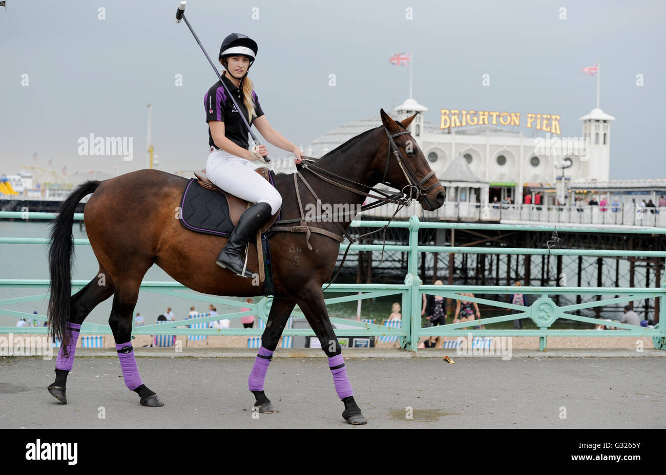 Brighton UK 7. Juni 2016 - Dede Jevans Mitglied der neu gegründeten University of Brighton Polo team auf Brighton Seafront Vormittag wo waren sie selbst an den öffentlichen Kredit Einführung: Simon Dack/Alamy Live News Stockfoto