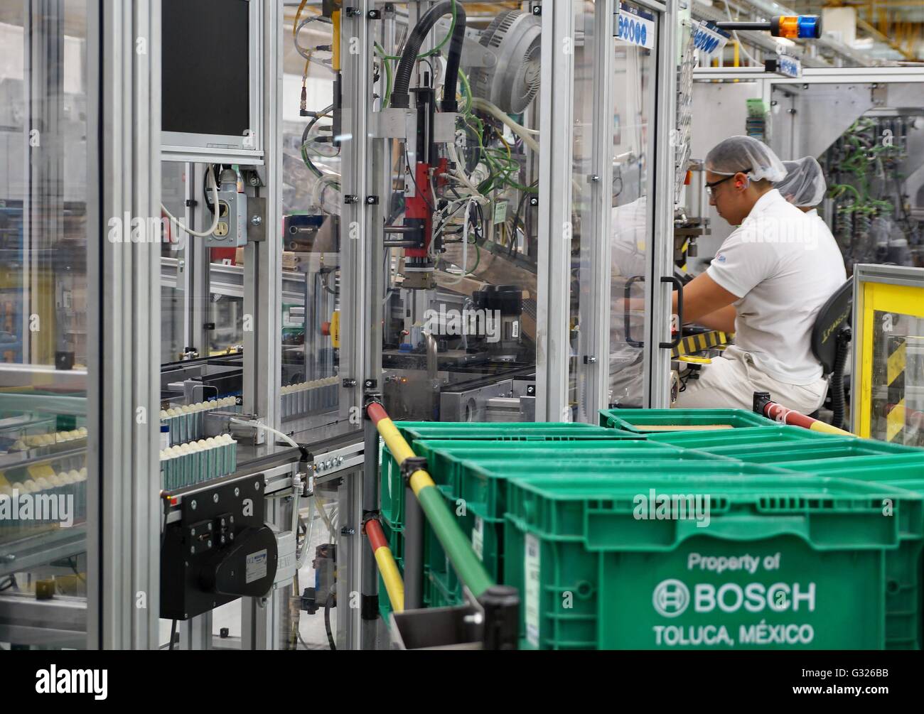 HANDOUT - Mitarbeiter von Bosch, die Herstellung von Fahrzeugkomponenten in der Owrks in Toluca, Mexiko, 15. Oktober 2014. Foto: BOSCH/Dpa (Achtung: Editorial verwenden nur in Verbindung mit aktuellen Reportings auf Bosch Mexiko auf 6 Juni 2016 / obligatorische Kredit: Foto: Bosch/Dpa verwenden nur zur redaktionellen) Stockfoto