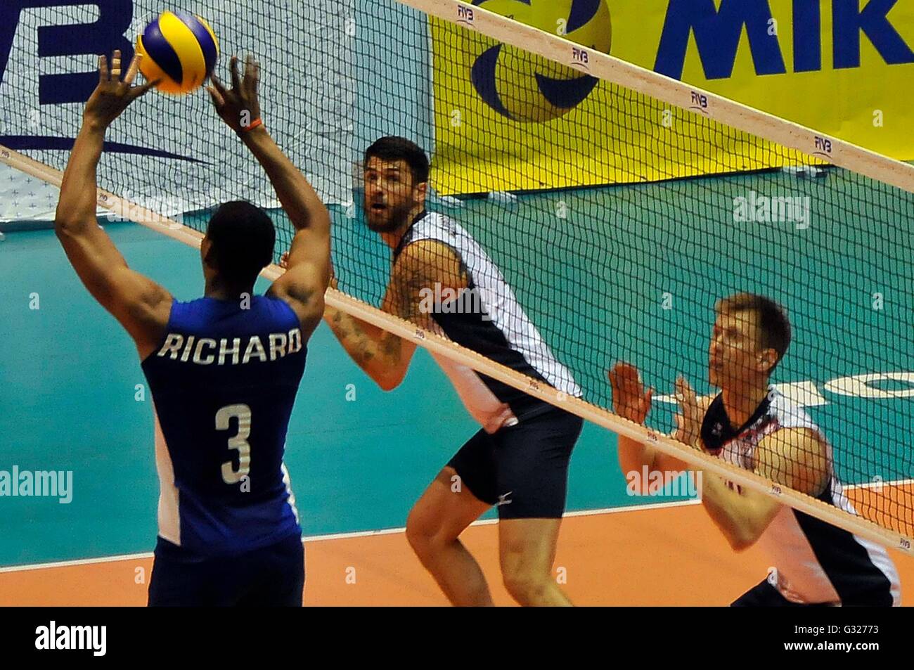 (160607)--Havanna, 7. Juni 2016 (Xinhua)--ein Spieler der Mannschaft von Kuba (L) konkurriert während der freundliche Volleyball Match gegen USA im Sport Stadt Coliseum in Havanna, Kuba, am 6. Juni 2016. (Xinhua/Joaquin Hernandez) (Rtg) Stockfoto