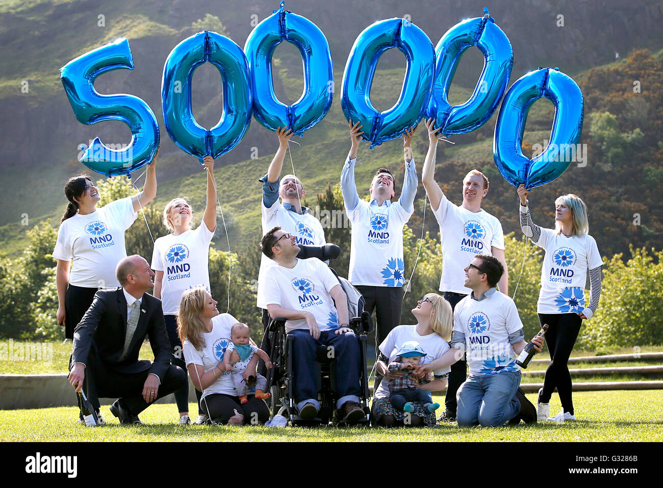 Motor Neurone Disease (MND) Patienten und Campaigner Gordon Aikman (vorne Mitte), neben seiner "Fight Back" Team und Mitstreiter MND, wie sie feiern heben Hälfte 1 Million Pfund für die Erforschung ein Heilmittel gegen die tödliche Krankheit in Edinburgh, Schottland. Stockfoto