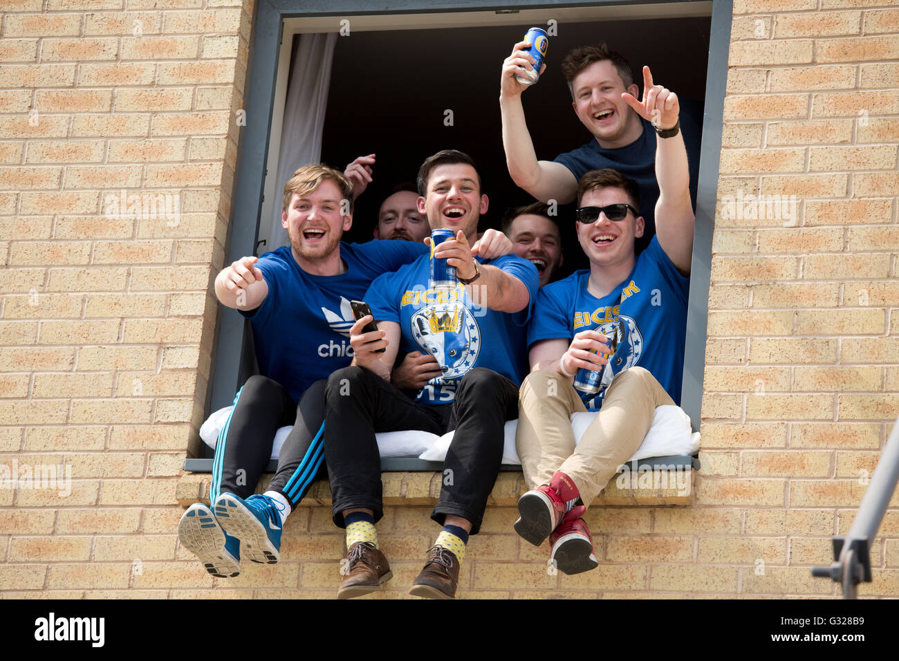 Leicester City Fußballfans feiern Gewinn der Premier League am Tag war die Trophy verliehen. Stockfoto