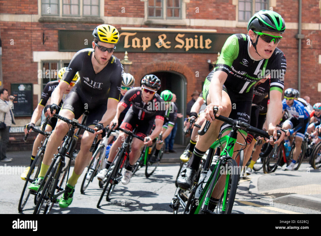 Fahrer, die Teilnahme an der Lincoln-Grand-Prix-Veranstaltung im Mai 2016 findet die Veranstaltung Teil durch das Zentrum von Lincoln Stockfoto