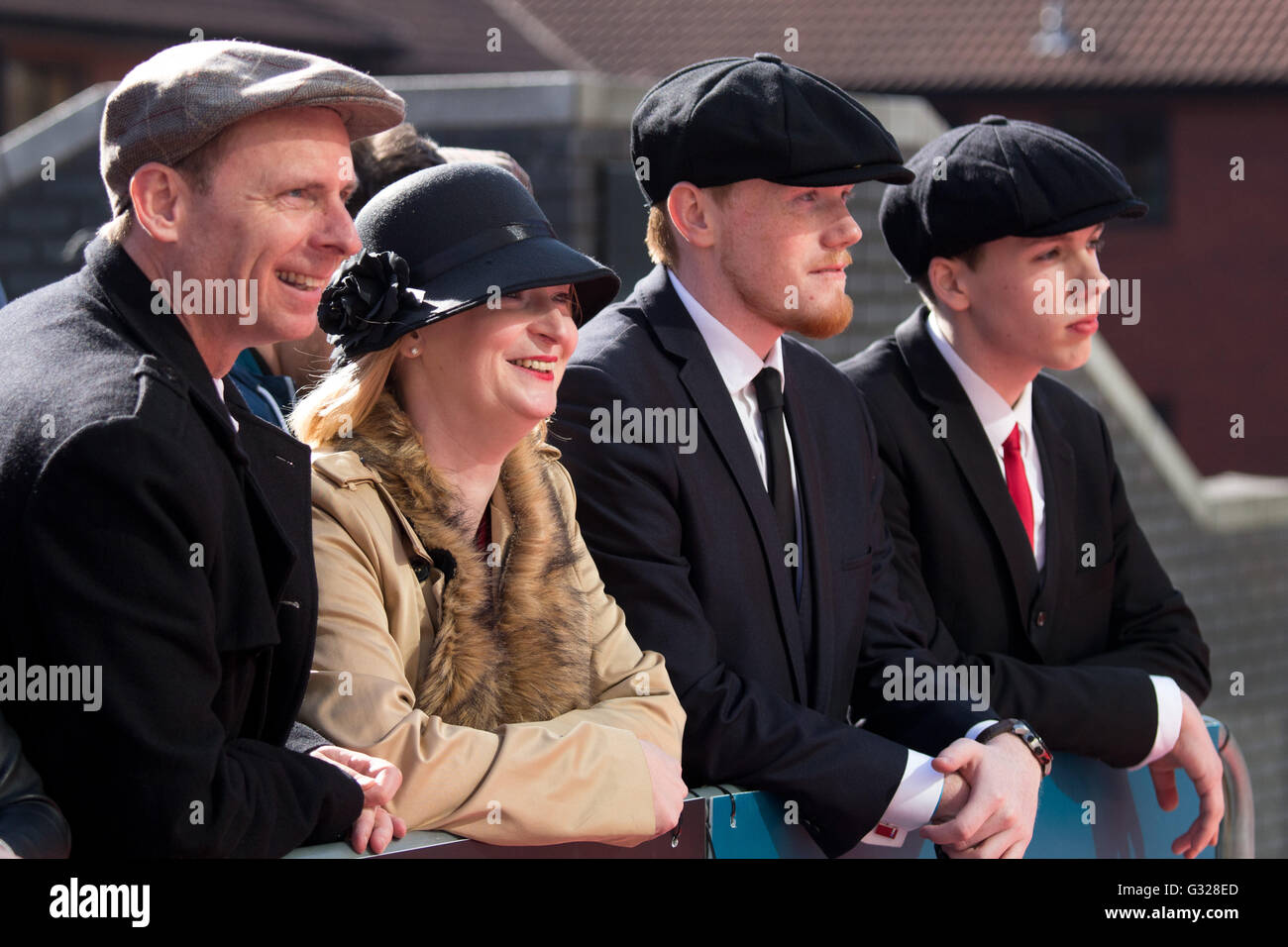 Fans von kränklicher Scheuklappen gekleidet in historischen Kostümen bei der Premiere der dritten Staffel in Birmingham Stockfoto