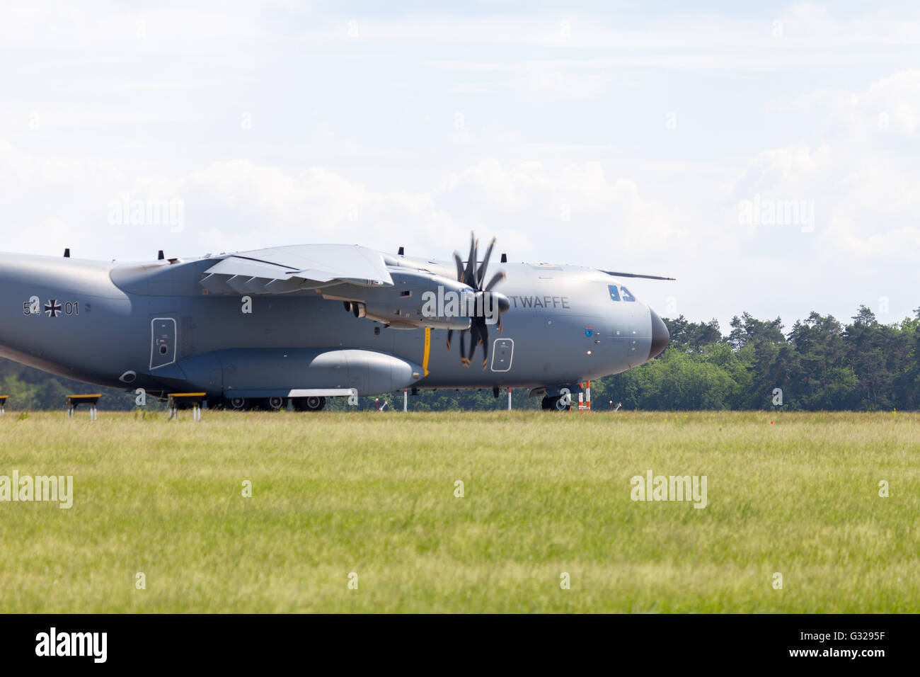 BERLIN / Deutschland - Juni 3,2016: Militärflugzeug Airbus A 400 M während der ILA in Berlin / Deutschland am 3. Juni 2016. Stockfoto